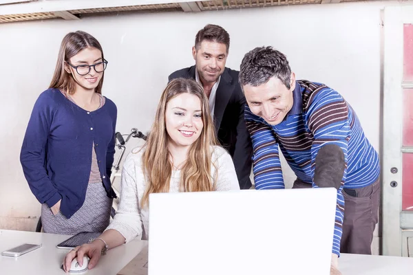 Équipe de jeunes gens d'affaires travaillant ensemble dans un nouveau bureau — Photo