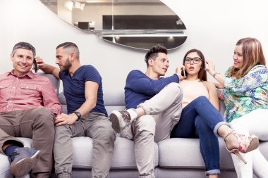 Grup aynı zamanda telefona kanepede arkadaşıyla