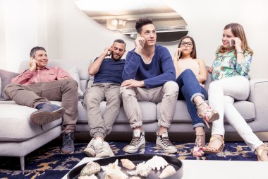 Grup aynı zamanda telefona kanepede arkadaşıyla