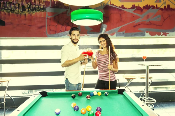 Feliz pareja brindis después de un juego de billar —  Fotos de Stock