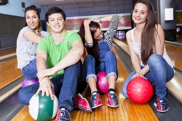 Skupina přátel se chystá hrát bowling — Stock fotografie