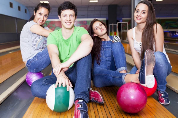 Skupina přátel se chystá hrát bowling — Stock fotografie
