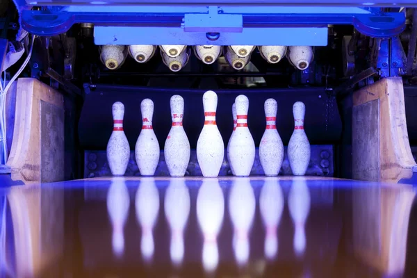 Bowling stift redo att fällas på banan — Stockfoto