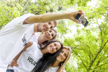 genç grup bir selfie alır
