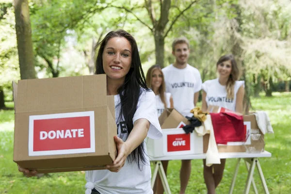 Grupo de adolescentes voluntarios — Foto de Stock