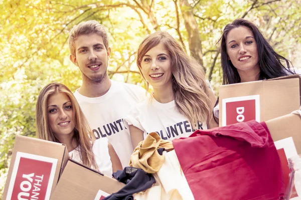 Group of teenagers volunteering — Stock Photo, Image