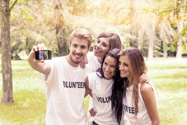Skupina teenagerů trvá selfie — Stock fotografie