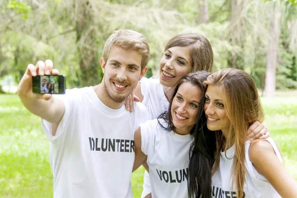 Grupo de adolescentes se toma una selfie — Foto de Stock