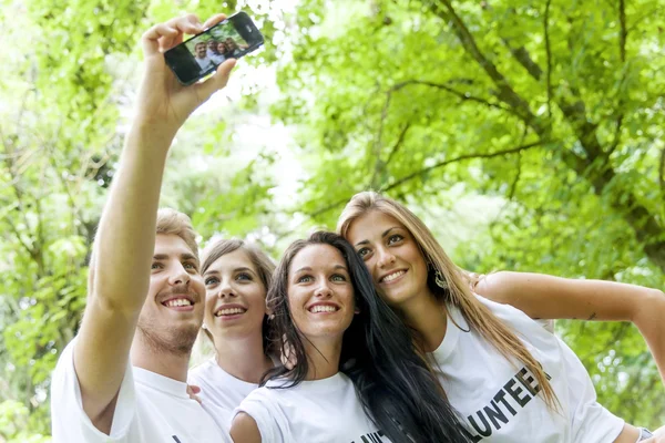 Gruppo di adolescenti prende un selfie — Foto Stock