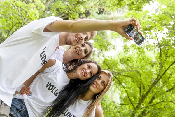 Teenagergruppe macht ein Selfie — Stockfoto