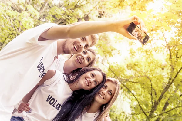 Grupa nastolatków bierze sobie selfie — Zdjęcie stockowe