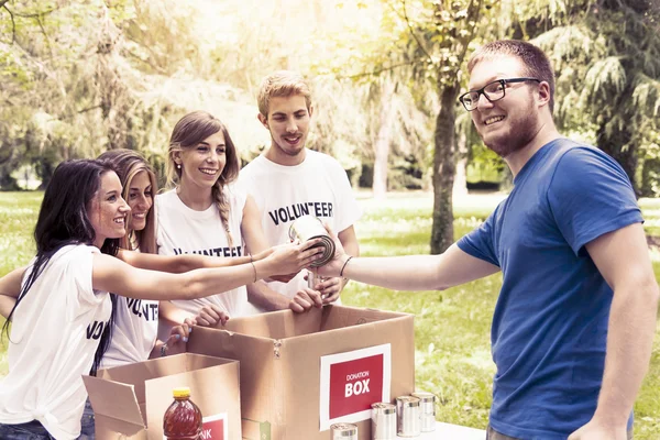 Grupo de voluntarios recibe donación de alimentos — Foto de Stock
