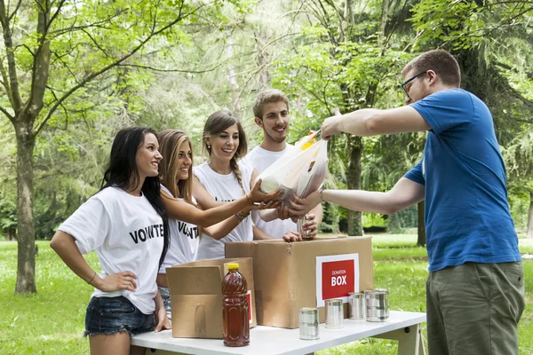 Grupo de voluntarios recibe donación de alimentos —  Fotos de Stock
