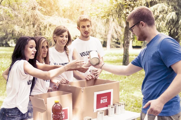 Grupy wolontariuszy otrzymuje darowiznę żywności — Zdjęcie stockowe