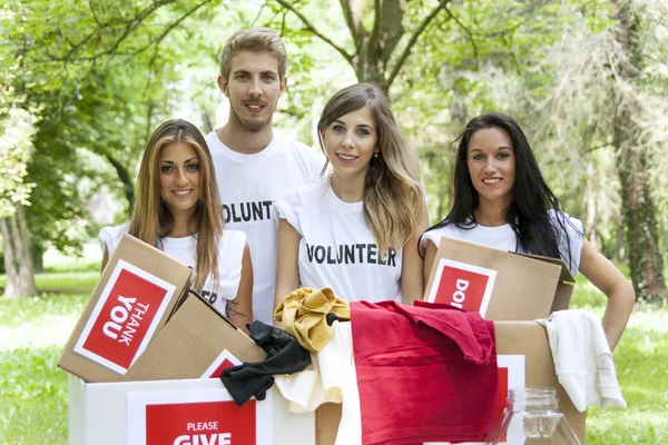 Group of teenagers volunteering — Stock Photo, Image