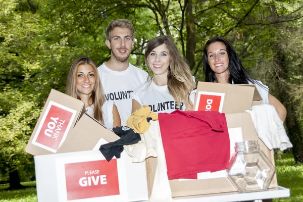 Group of teenagers volunteering — Stock Photo, Image