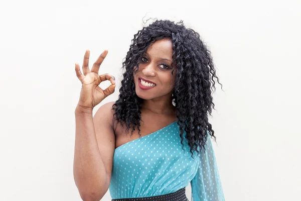 Гарна афроамериканська дівчина робить знак "ОК" рукою — стокове фото