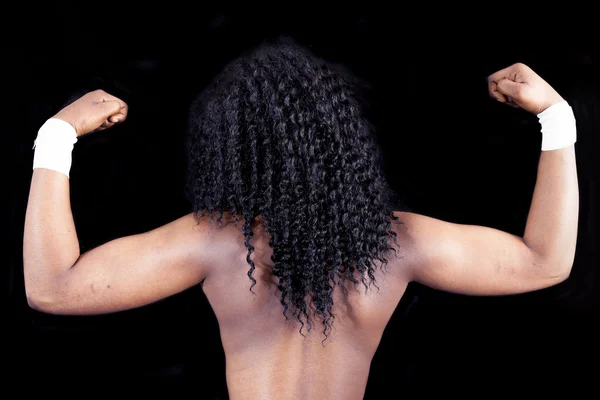 Jolie jeune femme afro-américaine montrant des muscles avec nu — Photo