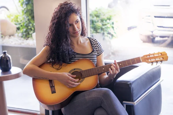 Jeune guitariste jouant à la maison sur le canapé — Photo