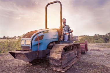 Genç çiftçi tost onun bağ bir paletli traktör
