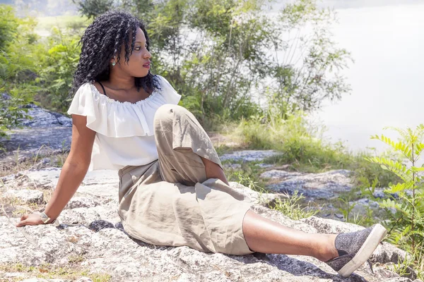 Красива іворіанська дівчина позує на березі річки — стокове фото