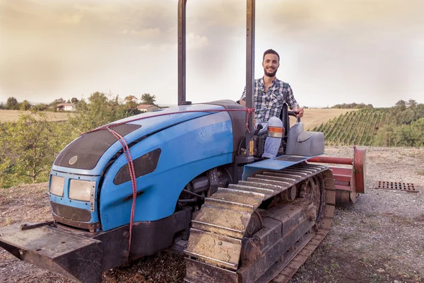 Jungbauer stößt auf Raupentraktor in seinem Weinberg an — Stockfoto