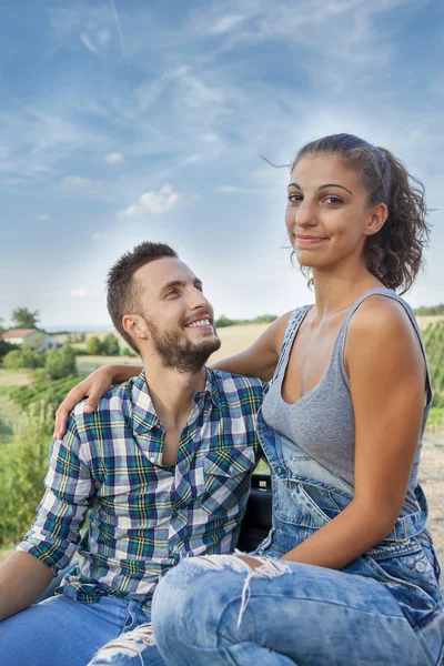 Jovem casal agricultores torradas em sua vinha — Fotografia de Stock