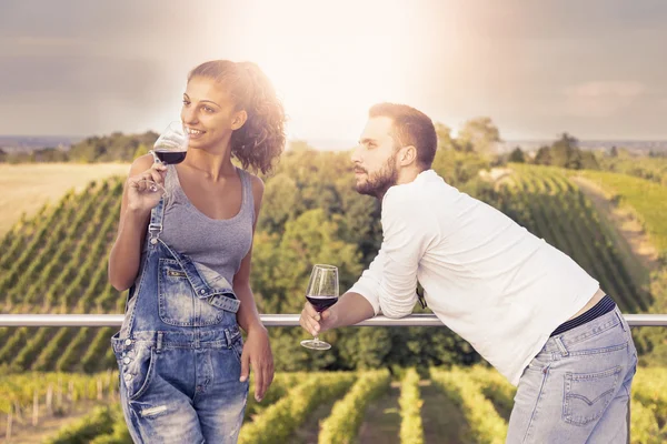 Young couple toasting in a vineyard at sunrise — Stock Photo, Image