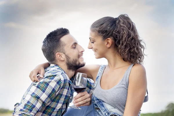 Jeune couple d'amoureux toasts dans leur vignoble — Photo