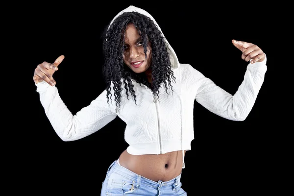 Fiatal afroamerikai lány fehér kapucnis pulcsit, intett a karok — Stock Fotó