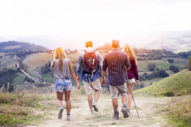 Grup genç yürüyüşçü doğru ufuk üzerinde mounta yürüyüş