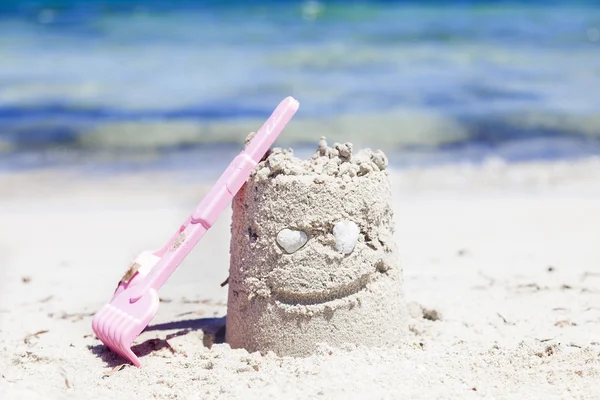 Pequeno castelo de areia na praia durante o verão — Fotografia de Stock