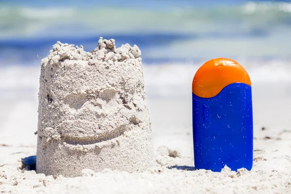 Kleine Sandburg und Bronzen am Strand im Sommer — Stockfoto