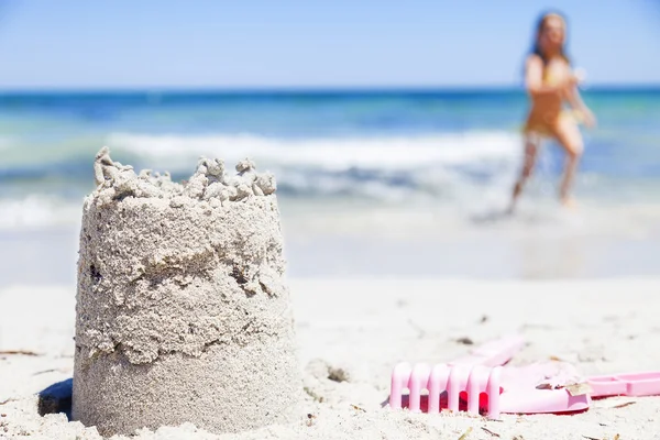 Pequeño castillo de arena en la orilla del mar durante el verano — Foto de Stock
