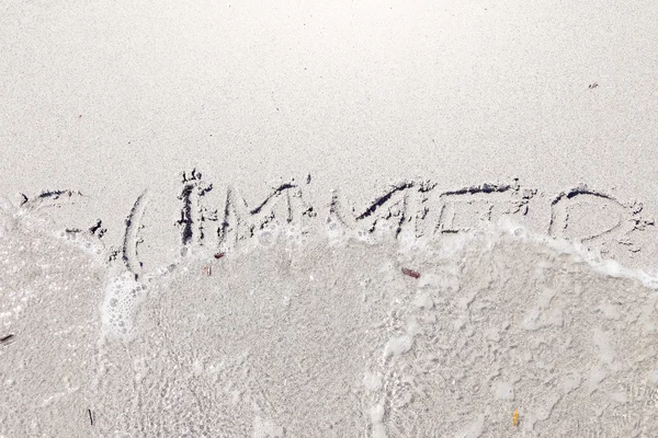 На песке, написанном волнами — стоковое фото