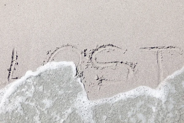 Escrito na areia molhada pelas ondas — Fotografia de Stock