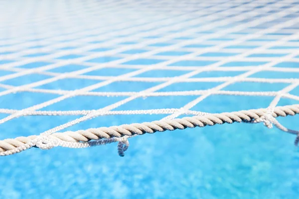 Petite piscine d'un bateau de croisière couverte d'un filet de protection — Photo