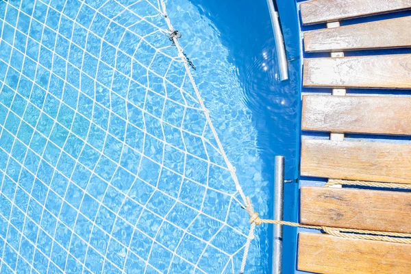 Petite piscine d'un bateau de croisière couverte d'un filet de protection — Photo