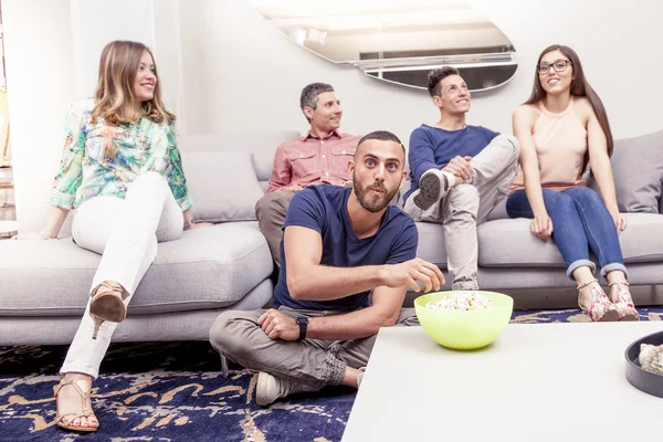 Ομάδα φίλων βλέποντας έναν ποδοσφαιρικό αγώνα στην τηλεόραση στον καναπέ — Φωτογραφία Αρχείου