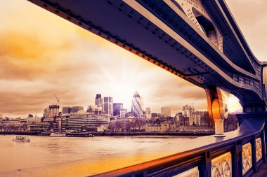 Cityscape Londra Tower Bridge afte görünümünden gökdelenler ile