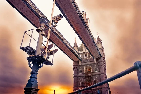 View of Tower Bridge in London and traffic light that regulates — Stock Photo, Image