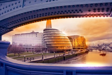 Cityscape Londra Belediye binası manzaralı kule Köprüsü'nden güneş