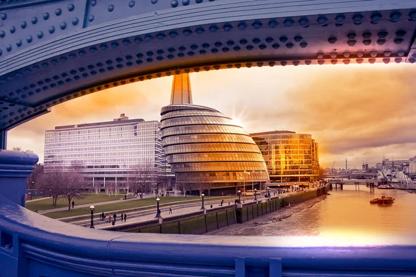 Paisaje urbano de Londres con vista al ayuntamiento desde Tower Bridge al sol —  Fotos de Stock