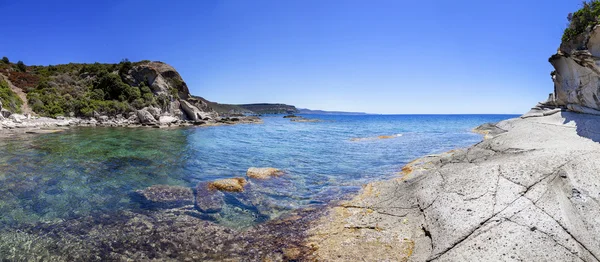 Πανόραμα της γαλάζιας θάλασσας και βραχώδη υφάλου για την δυτική ακτή γλεντήστε — Φωτογραφία Αρχείου