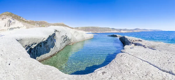 Bela piscina natural esculpida na rocha na costa oeste de — Fotografia de Stock