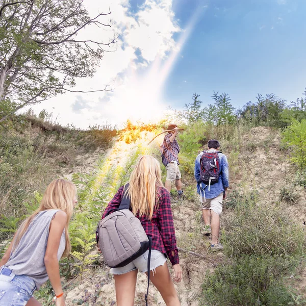 Ομάδα νεαρών πεζοπόρους περπατώντας προς τον ορίζοντα πέρα από το Μούντα — Φωτογραφία Αρχείου