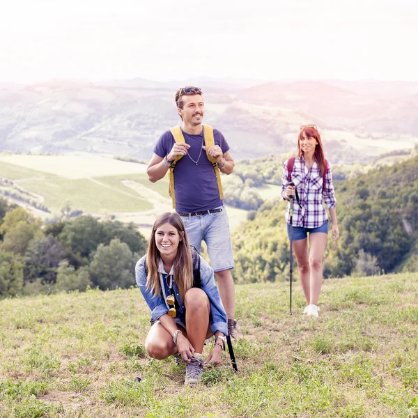 Grupo de jovens caminhantes caminhando em direção ao horizonte sobre a montanha — Fotografia de Stock