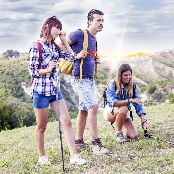 Група молодих туристів, що йдуть в бік горизонту над горою — стокове фото