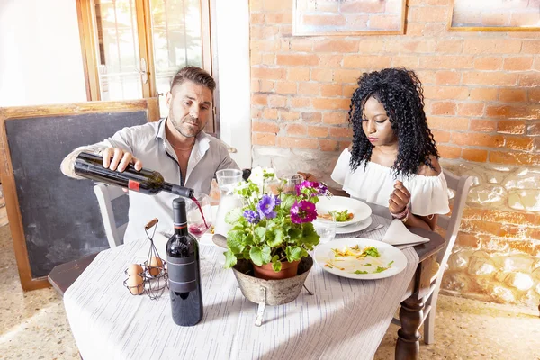 Güzel bir restoranda yemek romantik genç Çift — Stok fotoğraf