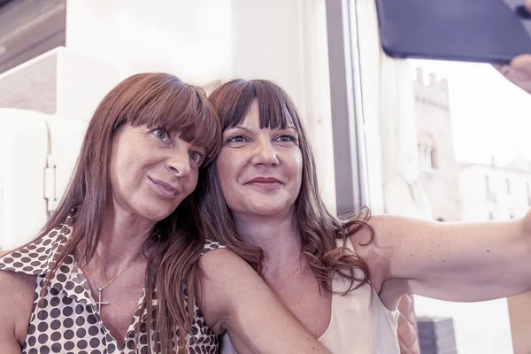 kaç kız bir selfie kahve çubuğunda al.